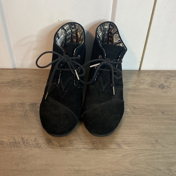 Toms | Women's Black Sued Lace Up Ankle Booties - 8.5 - Picture 2 of 6
